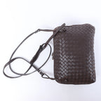 Bolso cruzado Bottega Veneta Cassette Maxi Intrecciato de piel en color beis