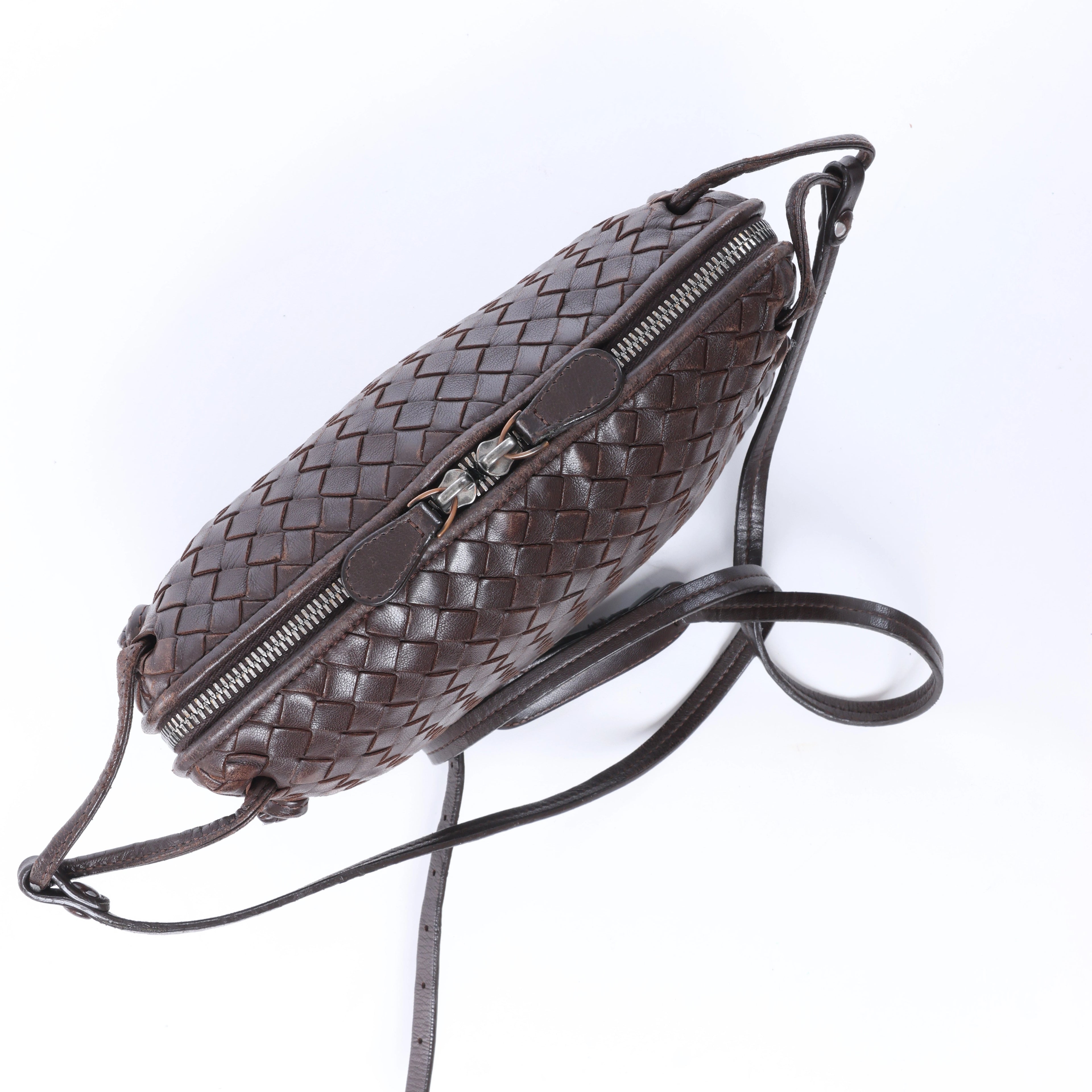 Bolso cruzado Bottega Veneta Cassette Maxi Intrecciato de piel en color beis