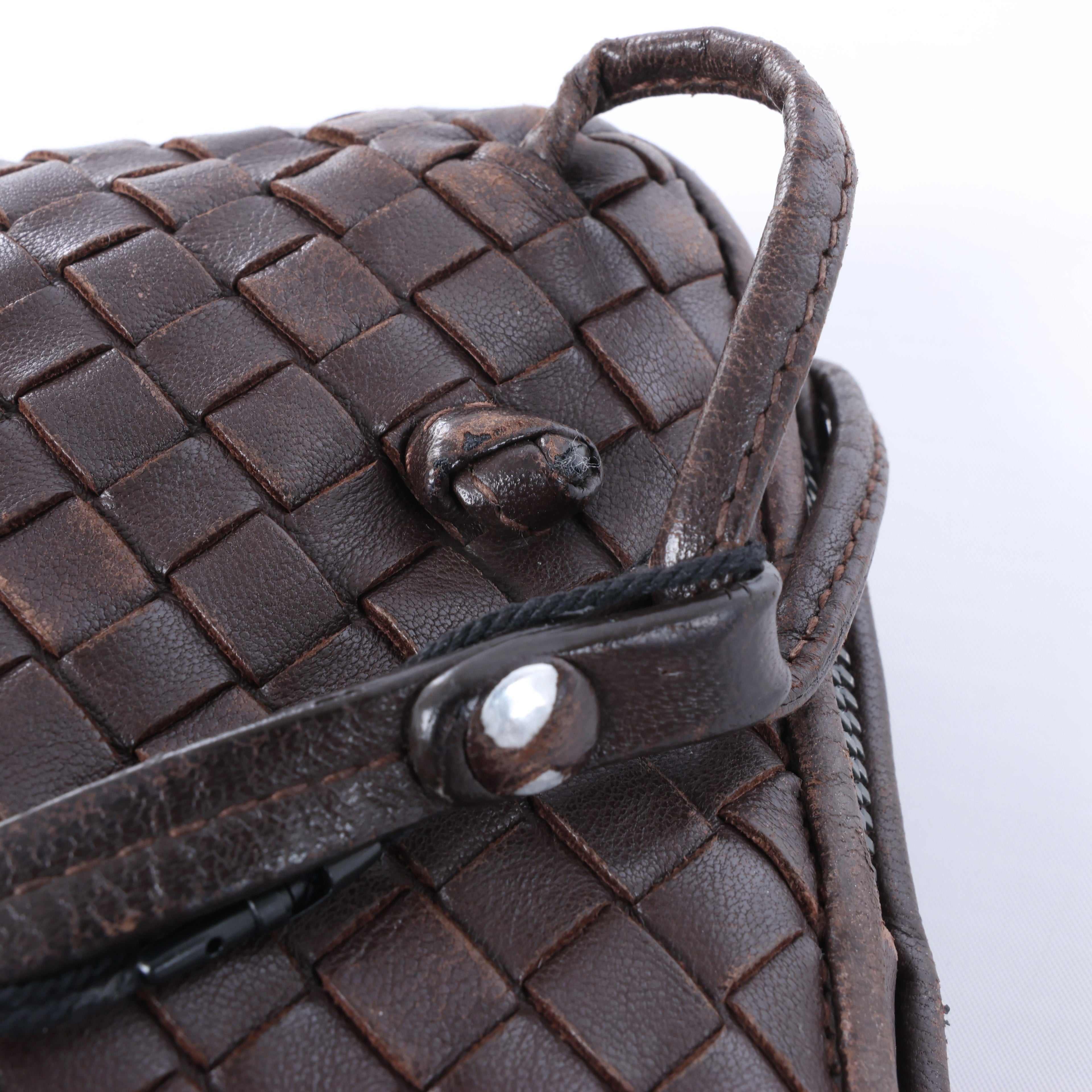 Bolso cruzado Bottega Veneta Cassette Maxi Intrecciato de piel en color beis