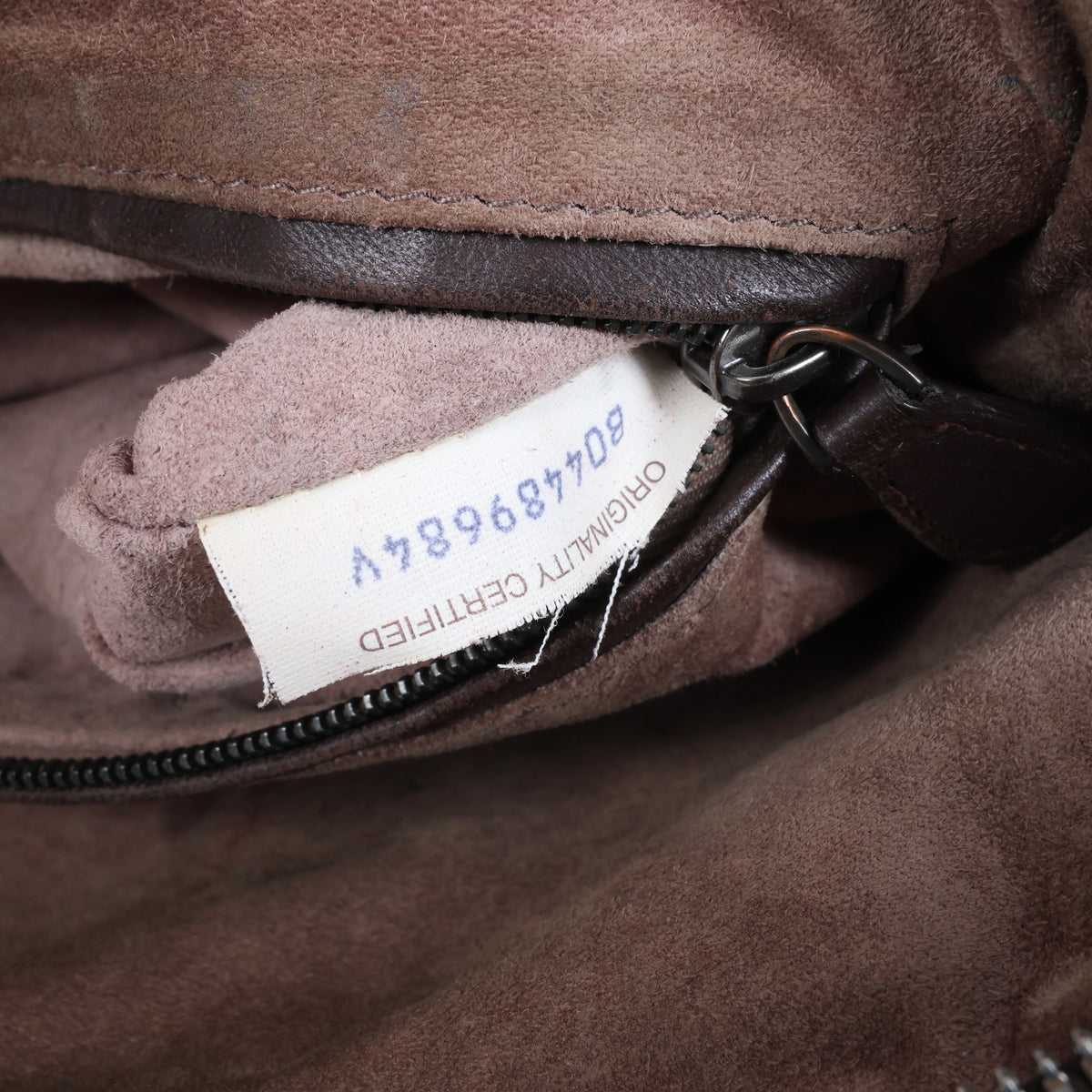 Bolso cruzado Bottega Veneta Cassette Maxi Intrecciato de piel en color beis