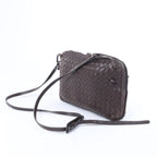 Bolso cruzado Bottega Veneta Cassette Maxi Intrecciato de piel en color beis