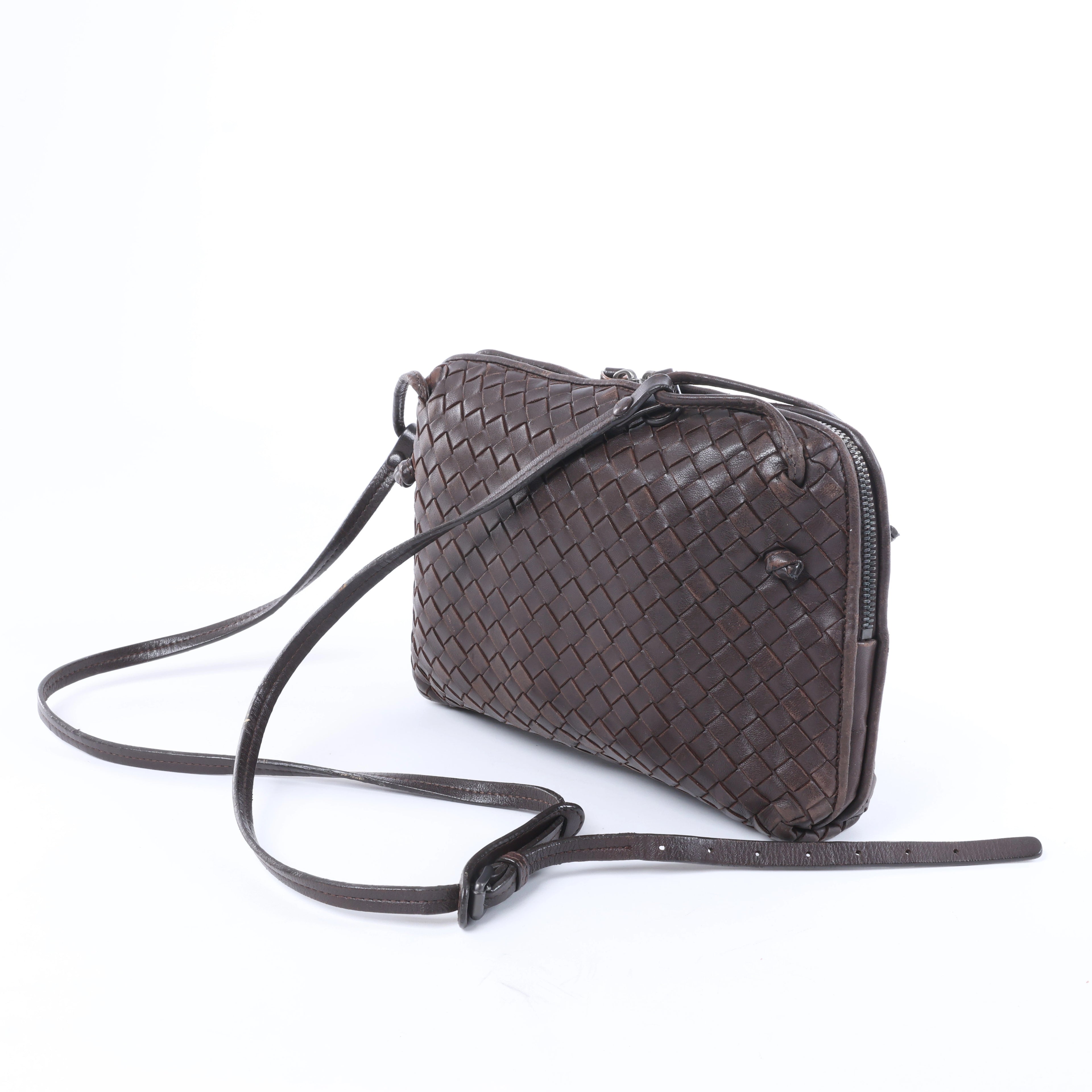 Bolso cruzado Bottega Veneta Cassette Maxi Intrecciato de piel en color beis