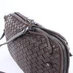 Bolso cruzado Bottega Veneta Cassette Maxi Intrecciato de piel en color beis