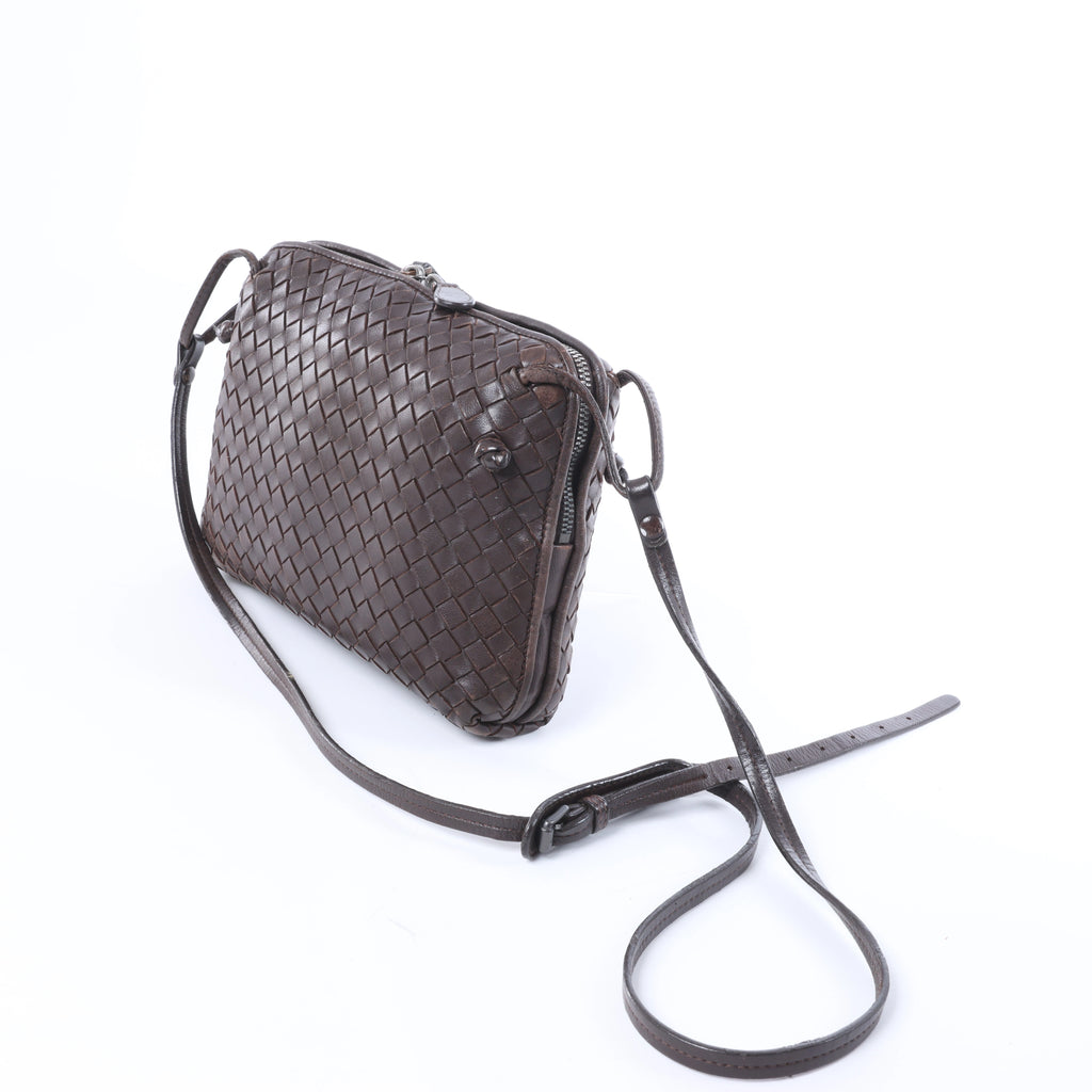 Bolso cruzado Bottega Veneta Cassette Maxi Intrecciato de piel en color beis