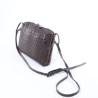 Bolso cruzado Bottega Veneta Cassette Maxi Intrecciato de piel en color beis