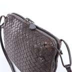 Bolso cruzado Bottega Veneta Cassette Maxi Intrecciato de piel en color beis