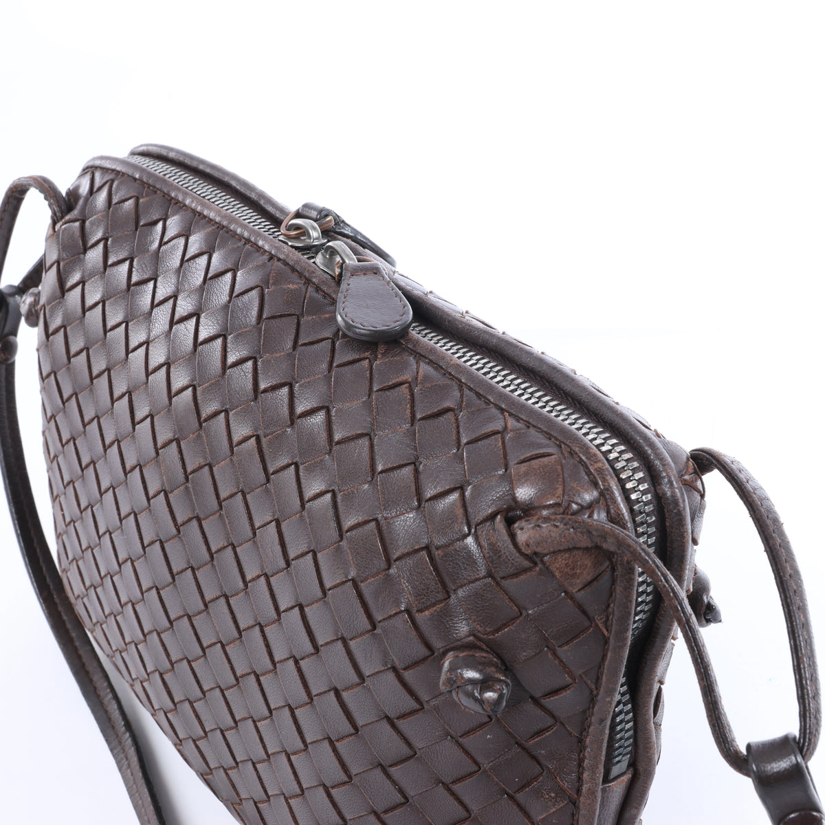 Bolso cruzado Bottega Veneta Cassette Maxi Intrecciato de piel en color beis