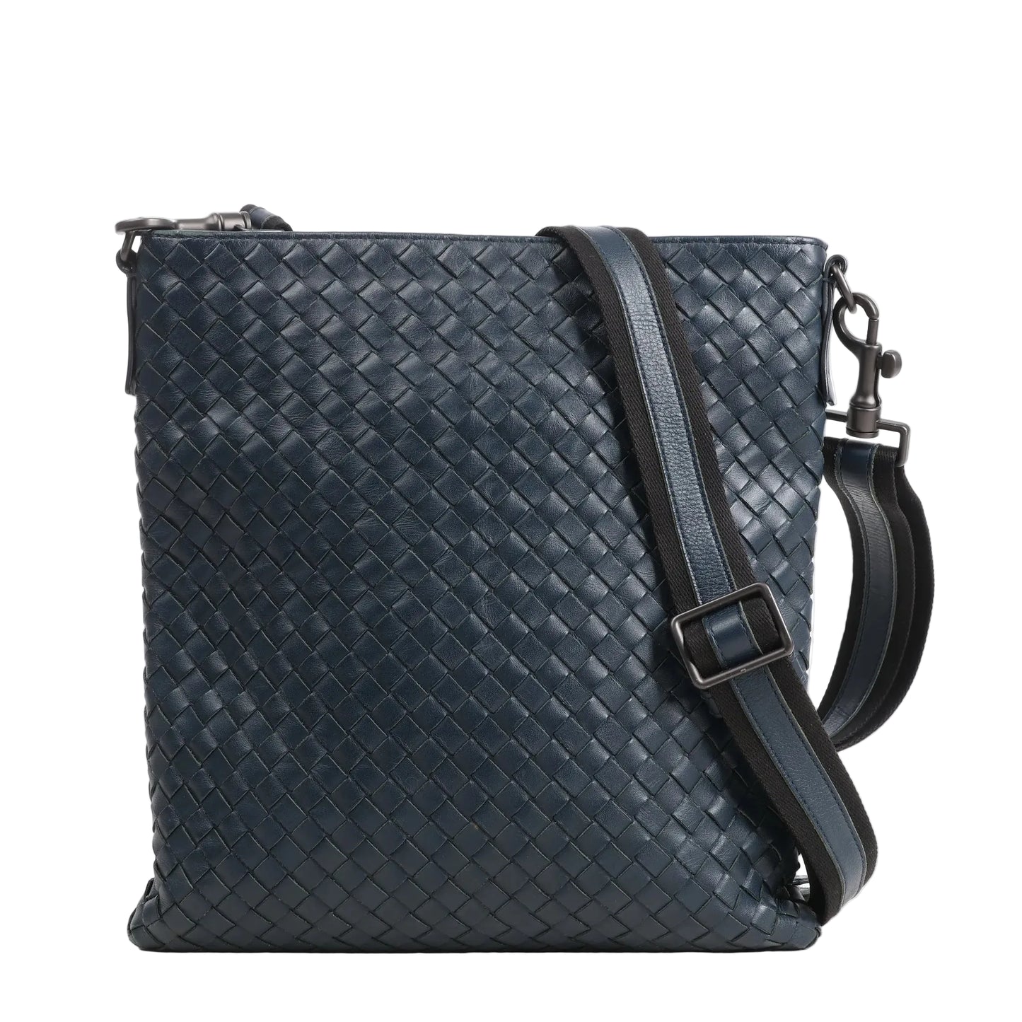 Bottega Veneta VN Intrecciato crossbody messenger bag in navy blue leather featuring the brand’s signature woven pattern, an adjustable shoulder strap with leather and fabric detail, and matte black-tone hardware.