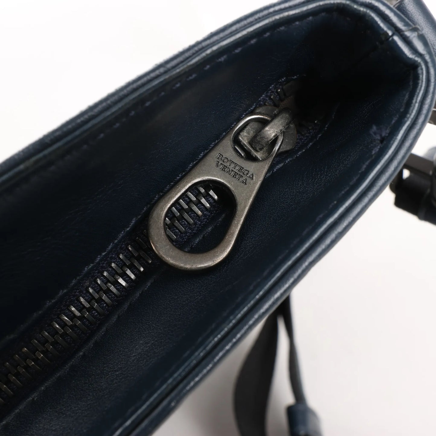 Bottega Veneta Sac messager à bandoulière VN Intrecciato en bleu marine