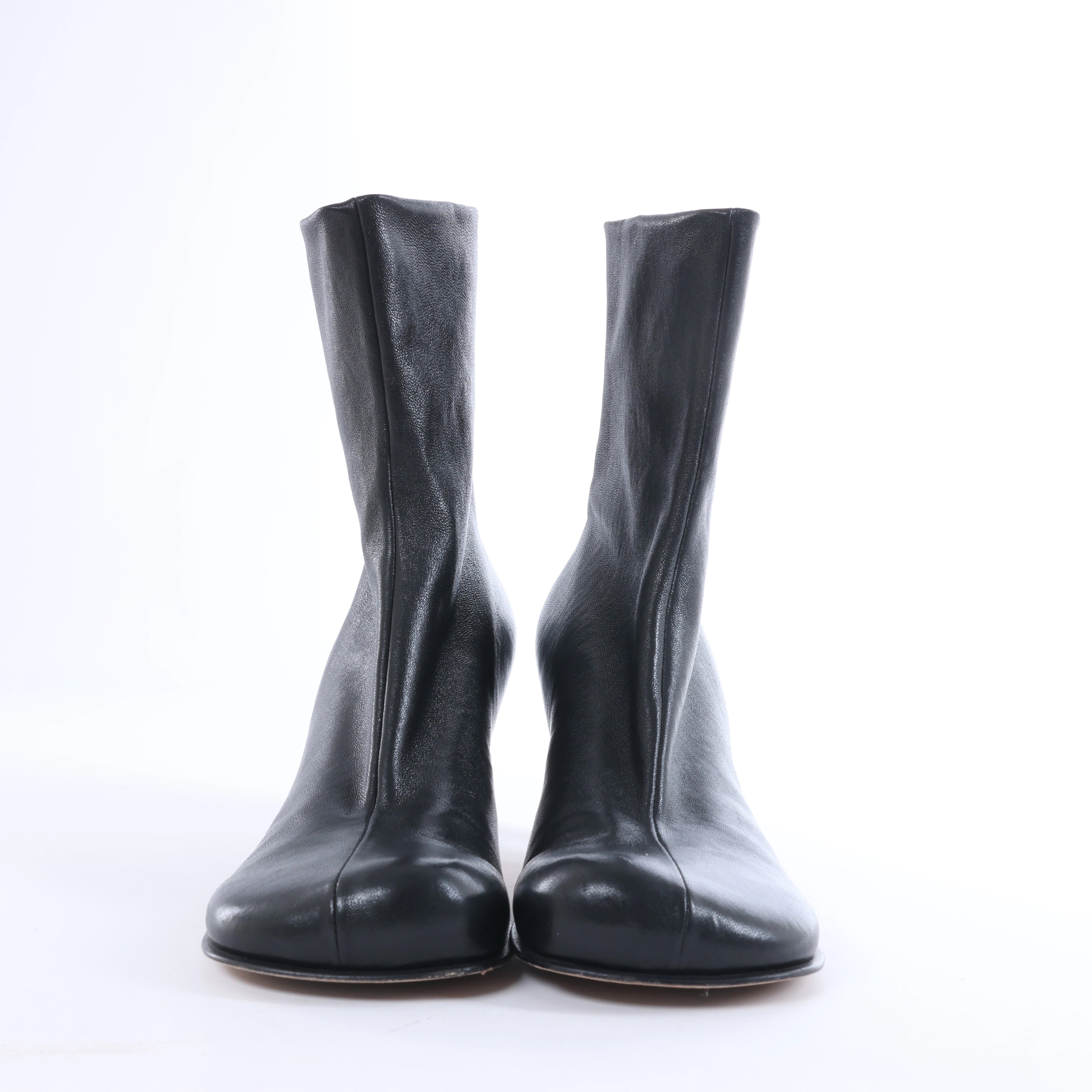 Bottega Veneta Leather Ankle Boots in Black ITZTQ99VEQTC, Size EU 38.5