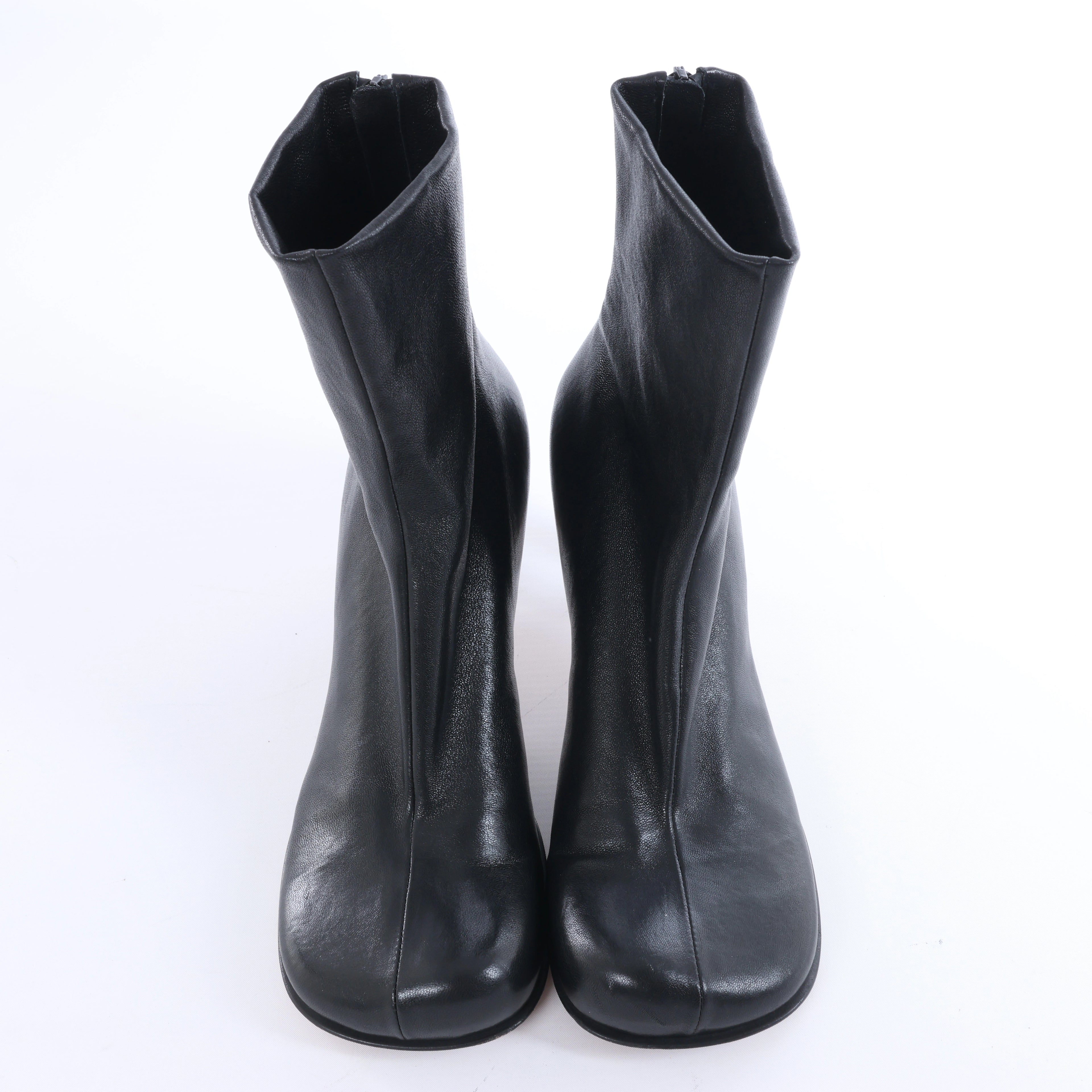 Bottega Veneta Leather Ankle Boots in Black ITZTQ99VEQTC, Size EU 38.5