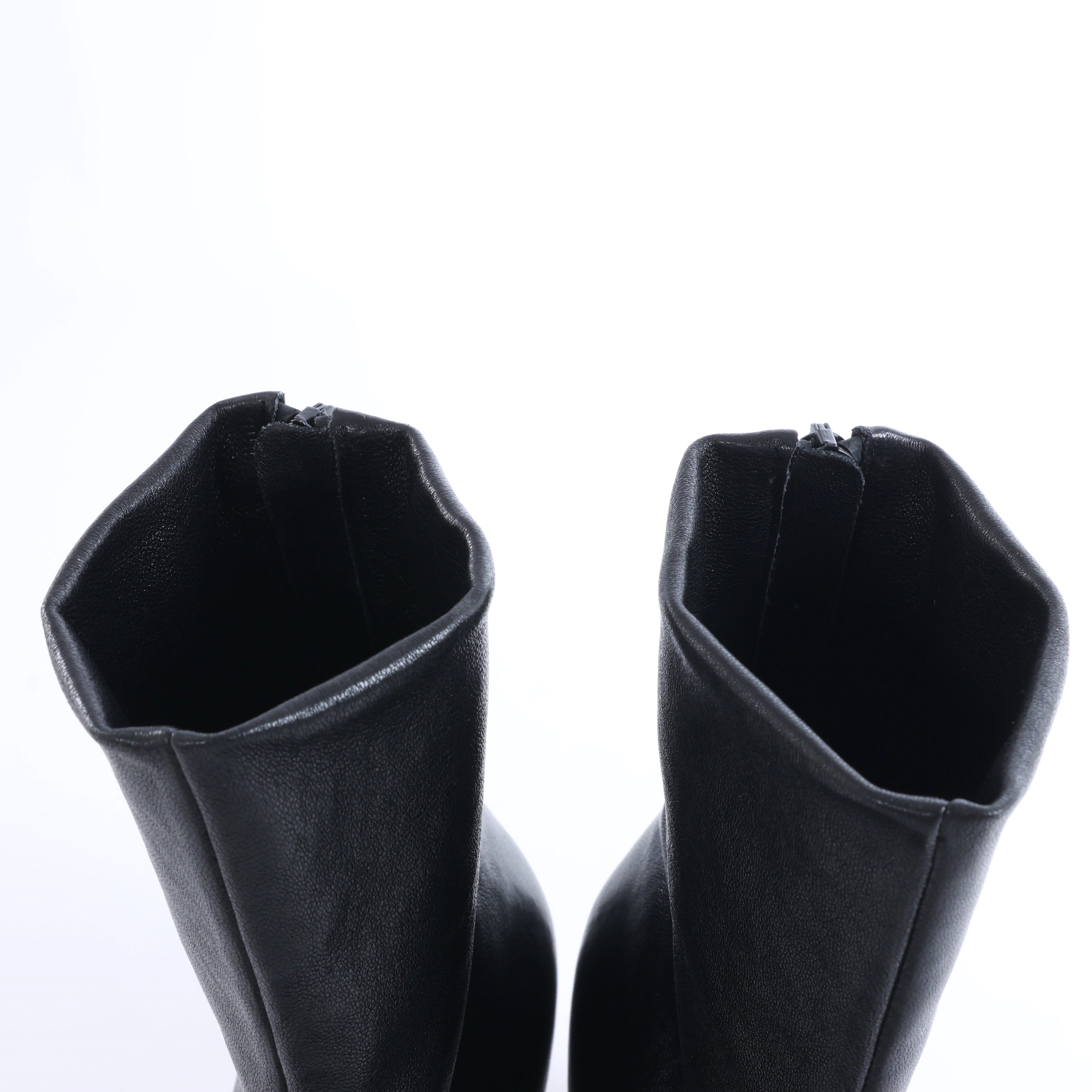 Bottega Veneta Leather Ankle Boots in Black ITZTQ99VEQTC, Size EU 38.5