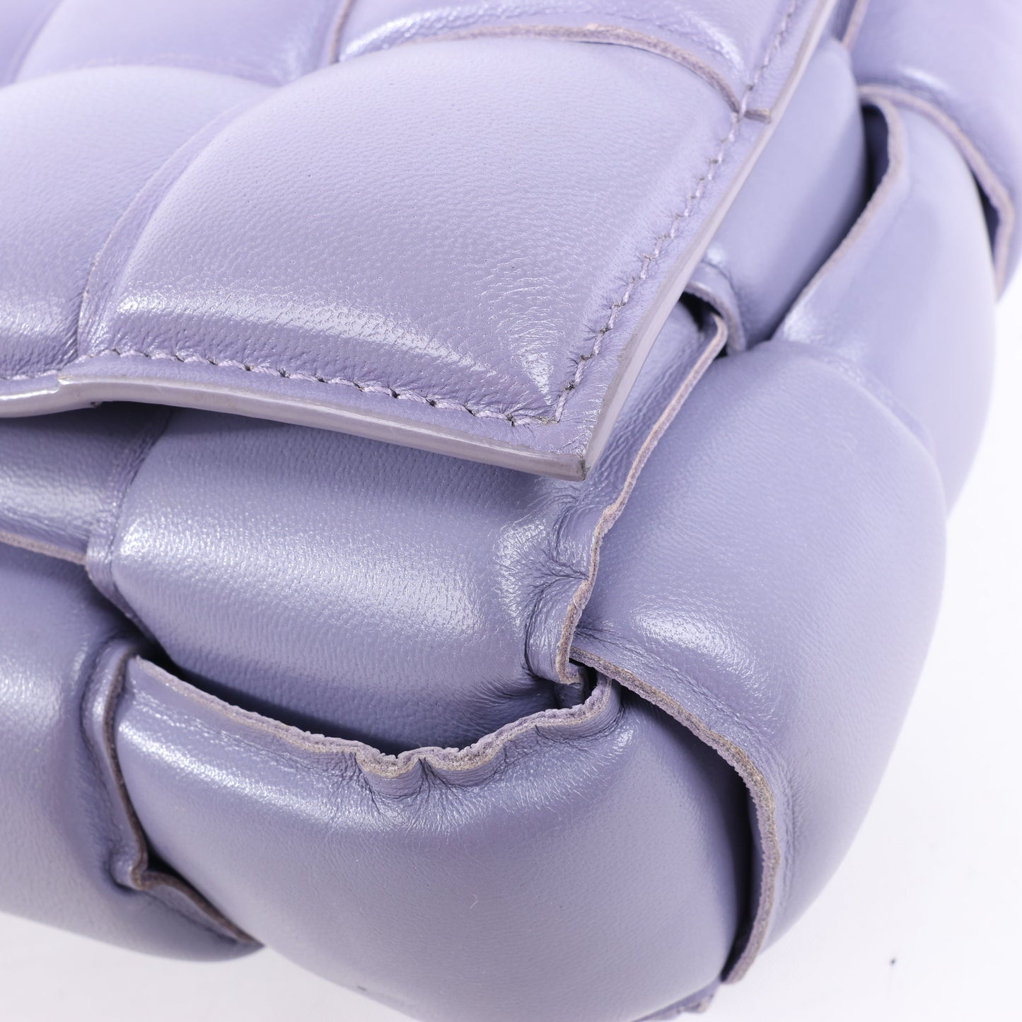 Bottega Veneta gepolsterte Kassetten-Maxi-Schultertasche aus Intrecciato-Leder in Lila