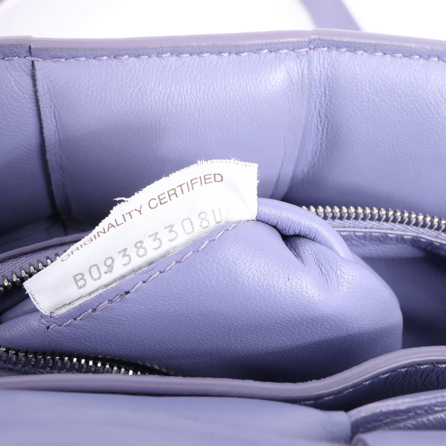 Bottega Veneta gepolsterte Kassetten-Maxi-Schultertasche aus Intrecciato-Leder in Lila