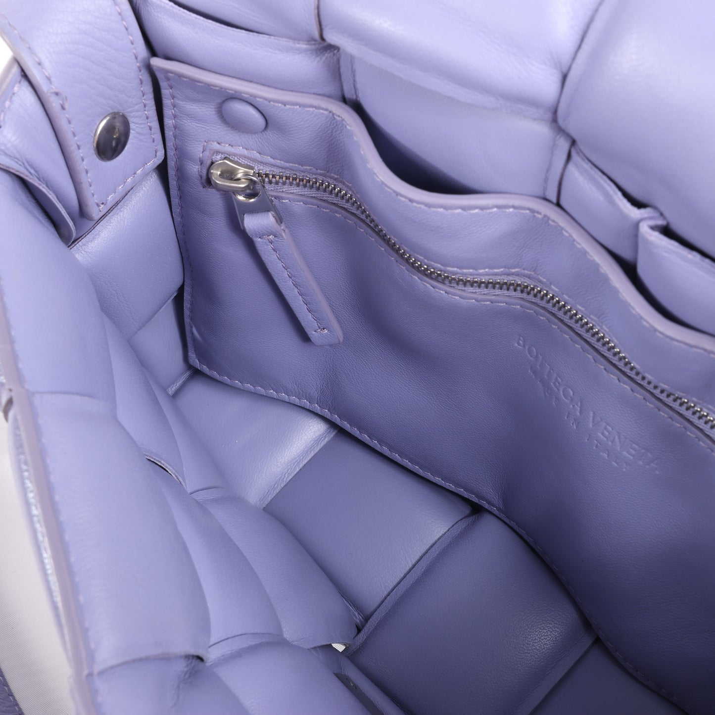 Bottega Veneta gepolsterte Kassetten-Maxi-Schultertasche aus Intrecciato-Leder in Lila