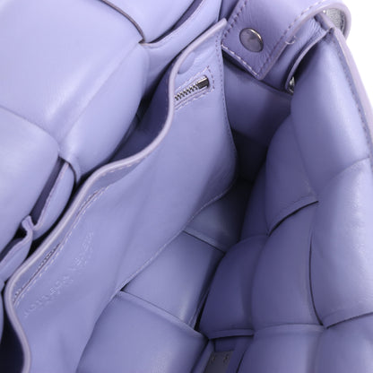 Bottega Veneta gepolsterte Kassetten-Maxi-Schultertasche aus Intrecciato-Leder in Lila