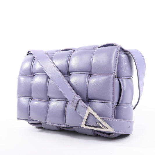 Bottega Veneta Sac à bandoulière rembourré en cuir Intrecciato Cassette Maxi en violet