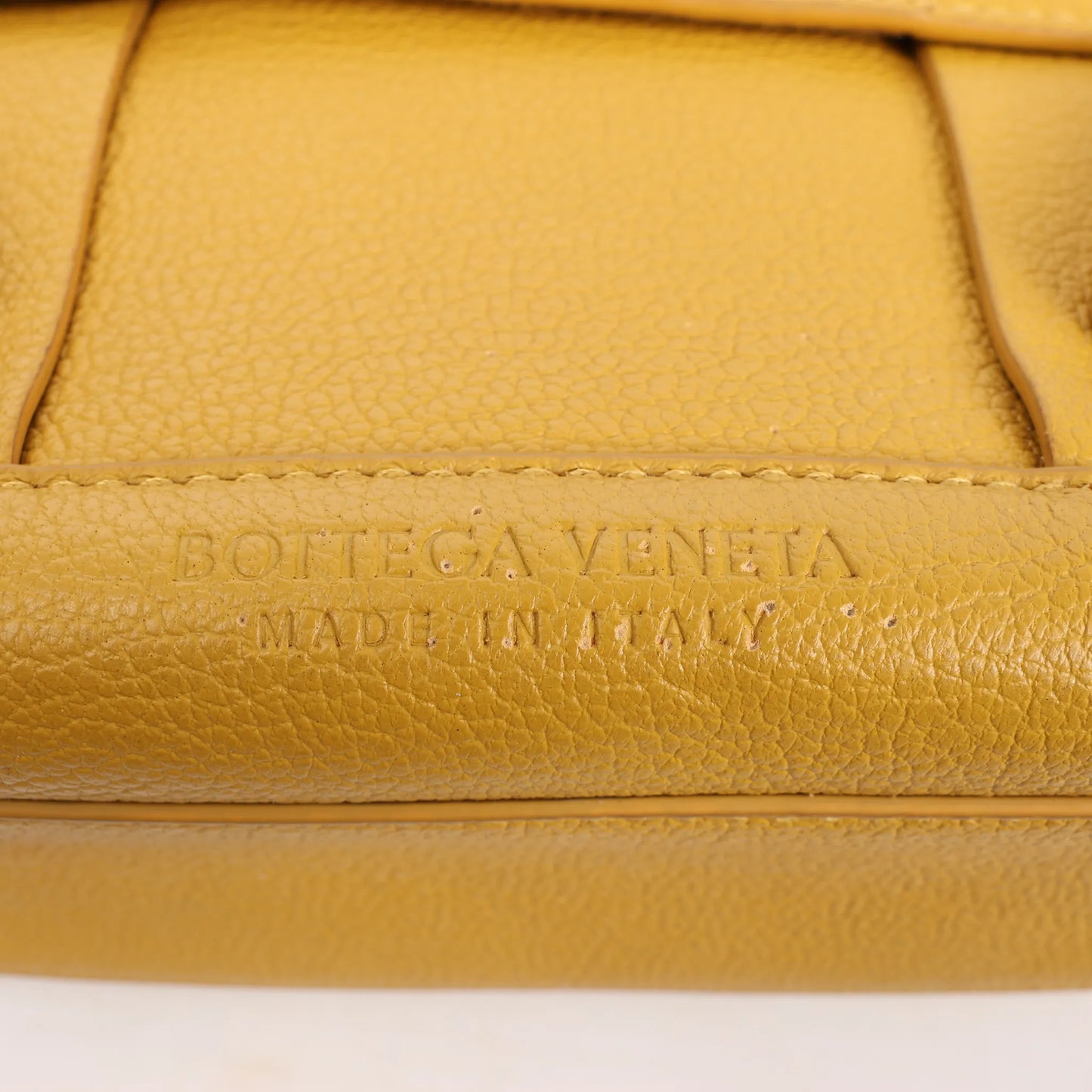 Bottega Veneta Mini Arco Maxi Intrecciato Lederhandtasche in Gelb