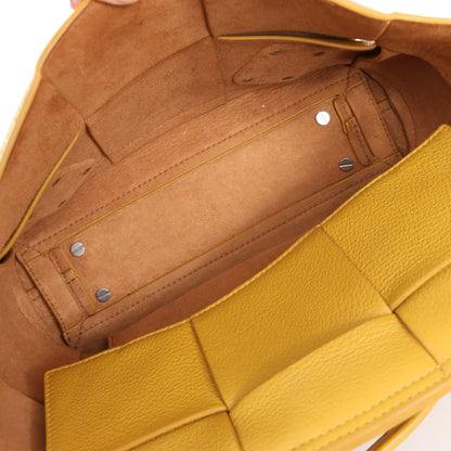 Bottega Veneta Mini Arco Maxi Intrecciato Lederhandtasche in Gelb