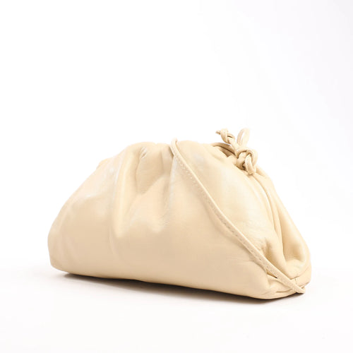 Bolso bandolera de piel Bottega Veneta Mini The Pouch en beige