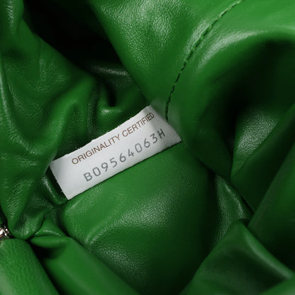 Bottega Veneta – The Pouch Mini-Umhängetasche aus Raffiabast und Leder in Grün