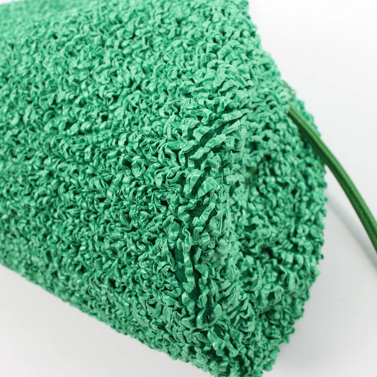 Bottega Veneta – The Pouch Mini-Umhängetasche aus Raffiabast und Leder in Grün