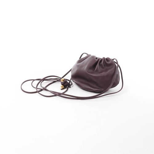 Bolso cruzado mini The Pouch de piel en color burdeos de Bottega Veneta