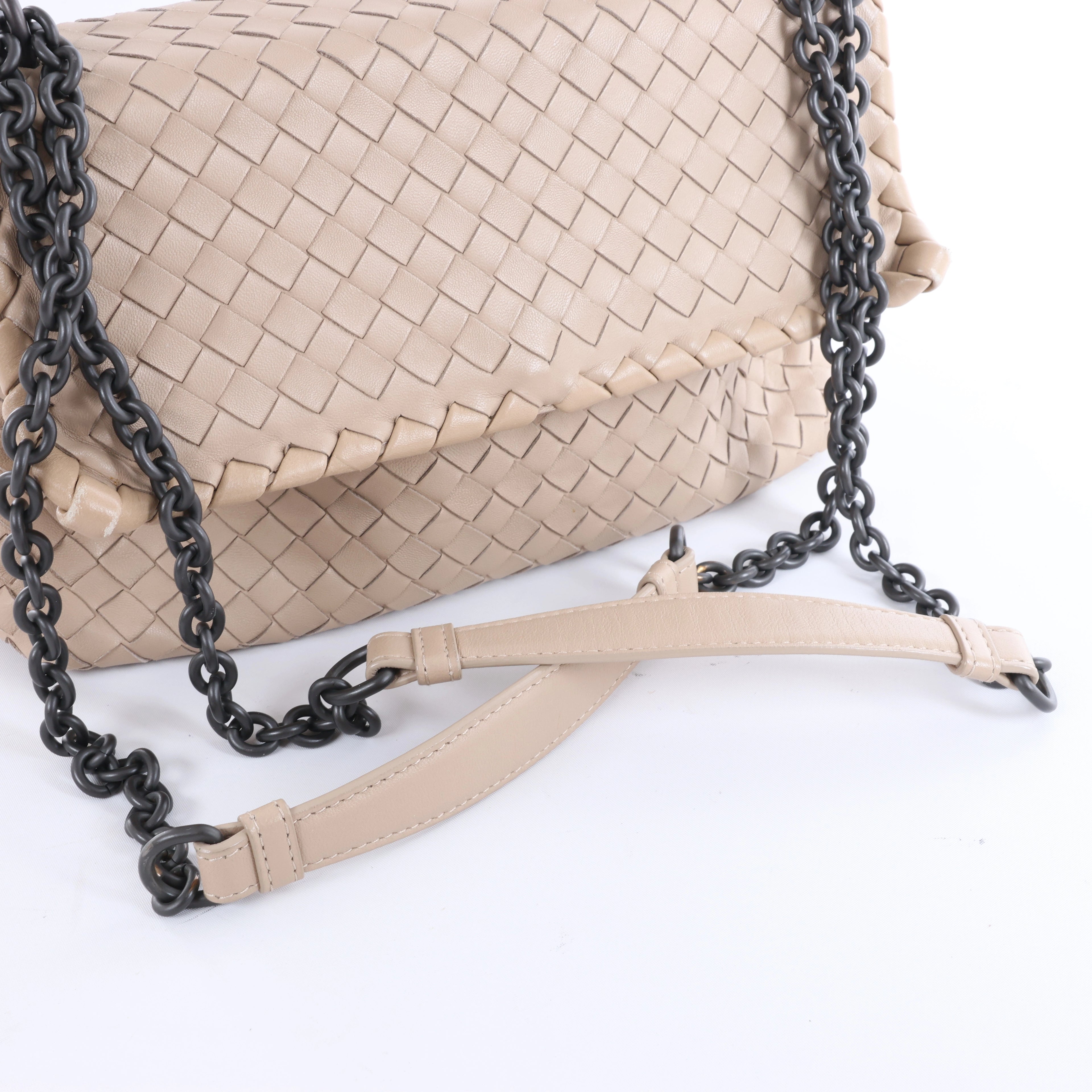 Bolso cruzado Bottega Veneta Cassette Maxi Intrecciato de piel en color beis