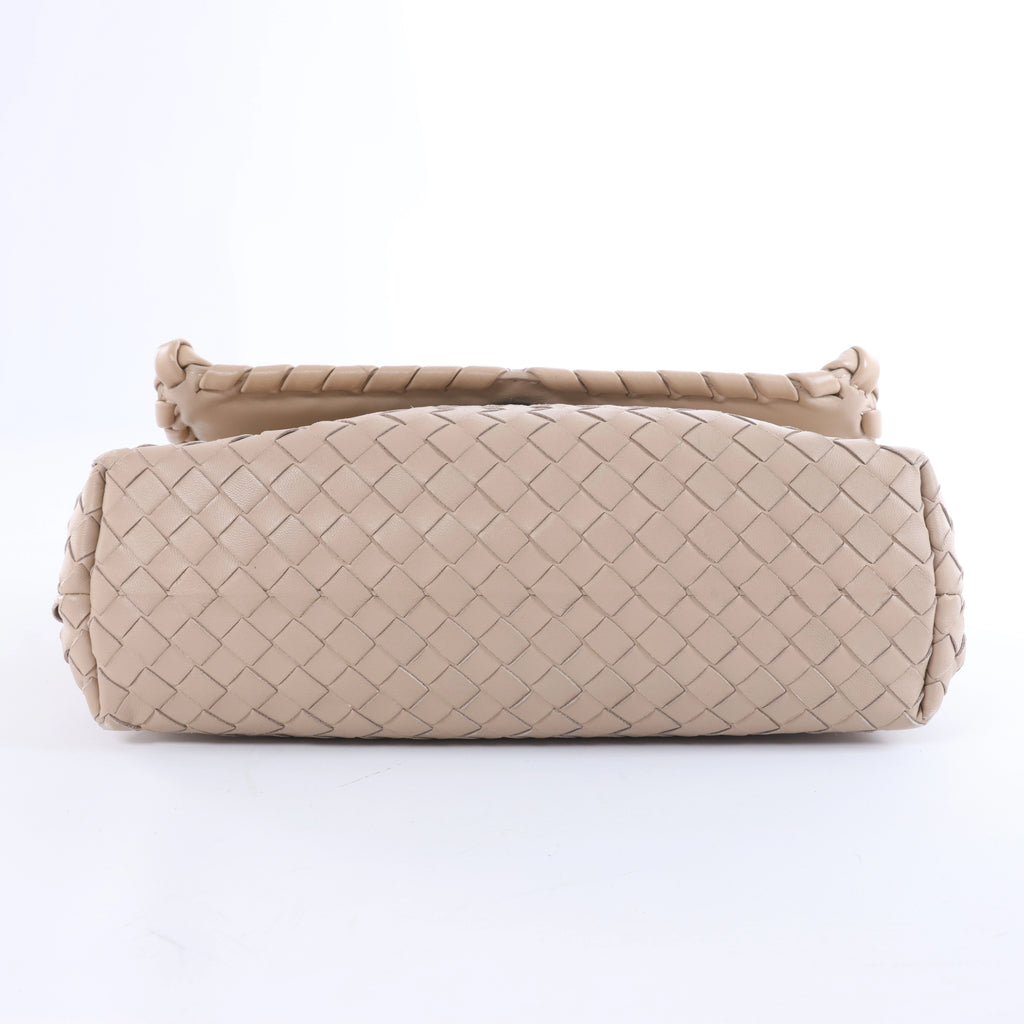 Bolso cruzado Bottega Veneta Cassette Maxi Intrecciato de piel en color beis