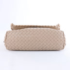 Bolso cruzado Bottega Veneta Cassette Maxi Intrecciato de piel en color beis