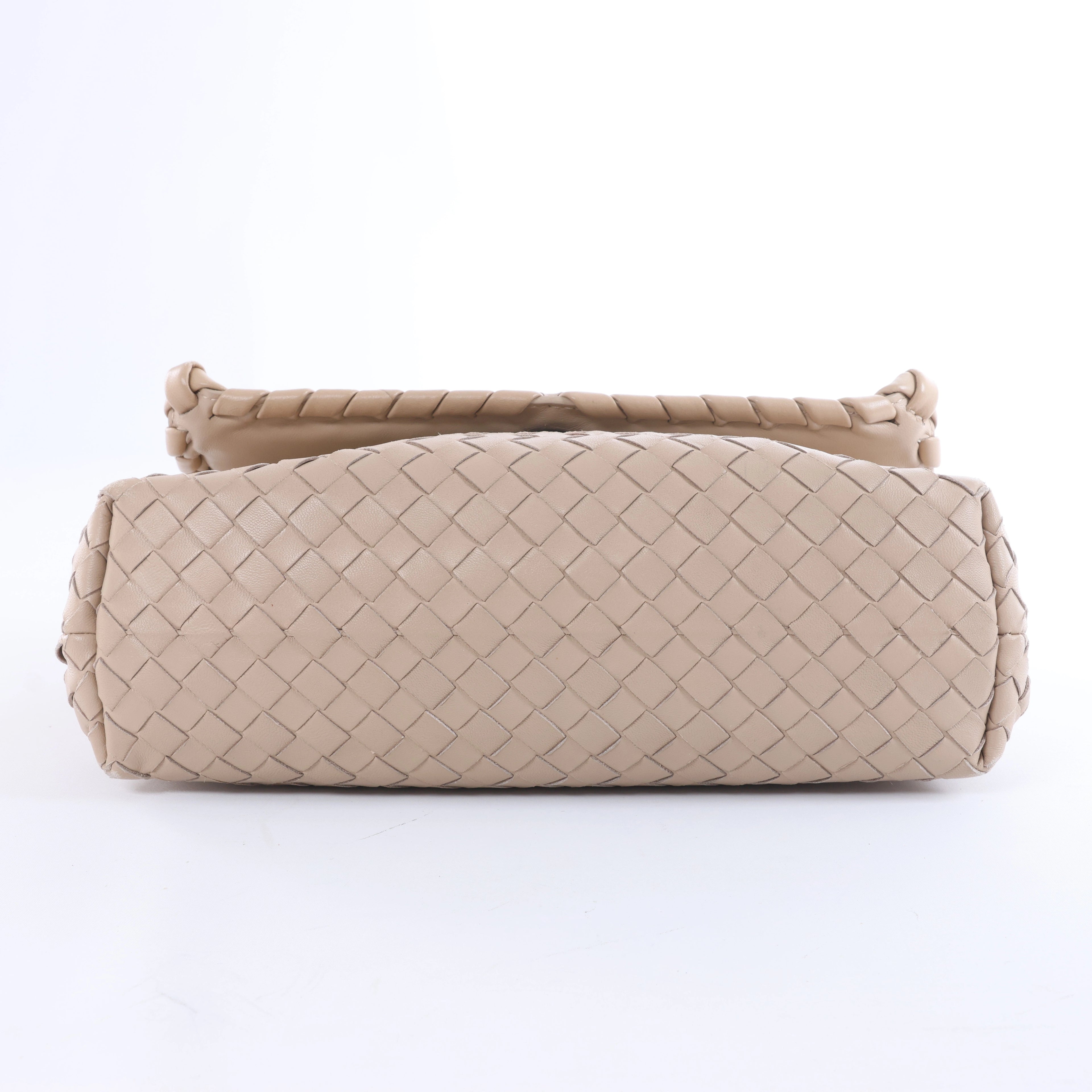 Bolso cruzado Bottega Veneta Cassette Maxi Intrecciato de piel en color beis