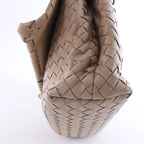 Bolso cruzado Bottega Veneta Cassette Maxi Intrecciato de piel en color beis
