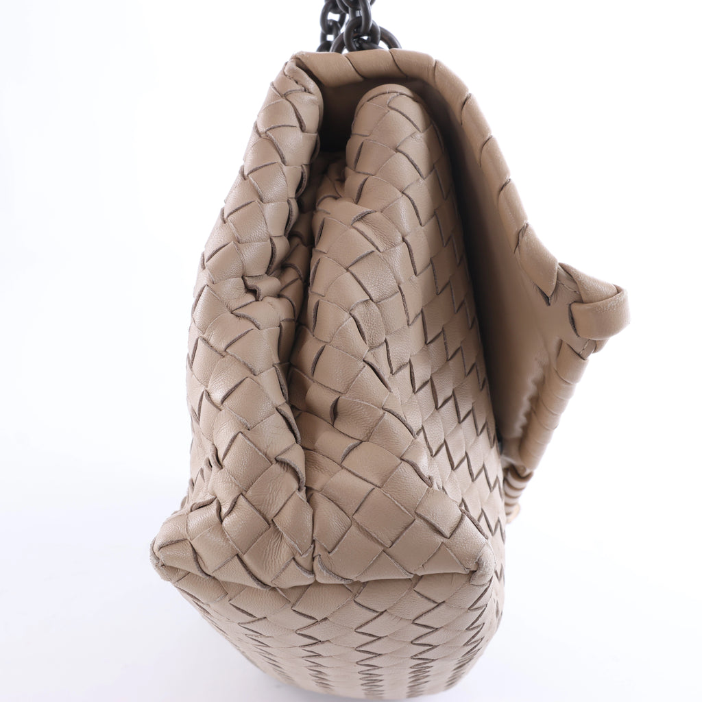 Bolso cruzado Bottega Veneta Cassette Maxi Intrecciato de piel en color beis