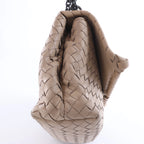 Bolso cruzado Bottega Veneta Cassette Maxi Intrecciato de piel en color beis