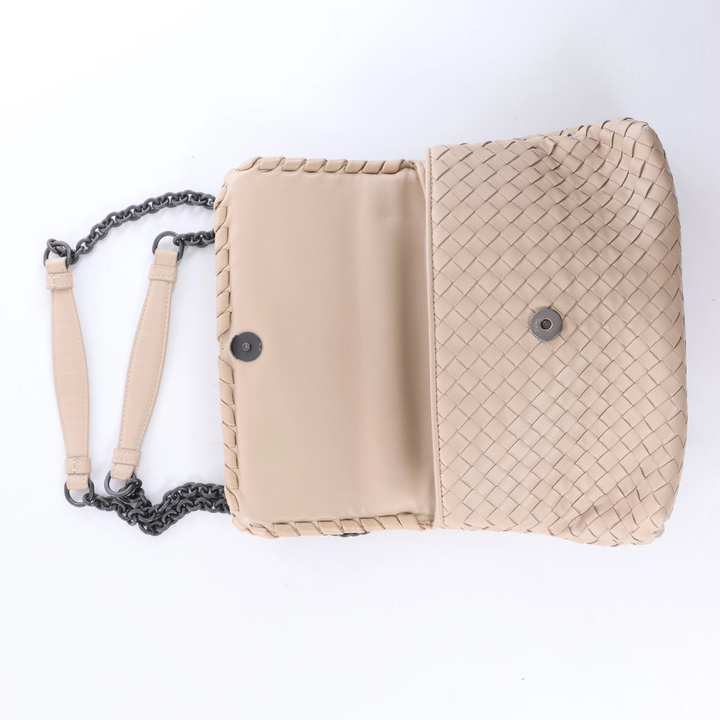 Bolso cruzado Bottega Veneta Cassette Maxi Intrecciato de piel en color beis