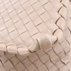 Bolso cruzado Bottega Veneta Cassette Maxi Intrecciato de piel en color beis