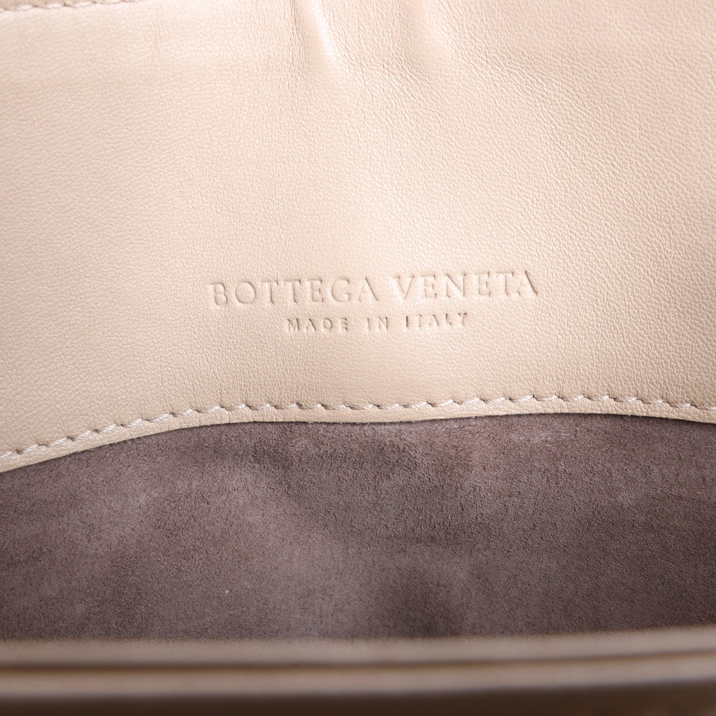 Bolso cruzado Bottega Veneta Cassette Maxi Intrecciato de piel en color beis