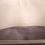 Bolso cruzado Bottega Veneta Cassette Maxi Intrecciato de piel en color beis