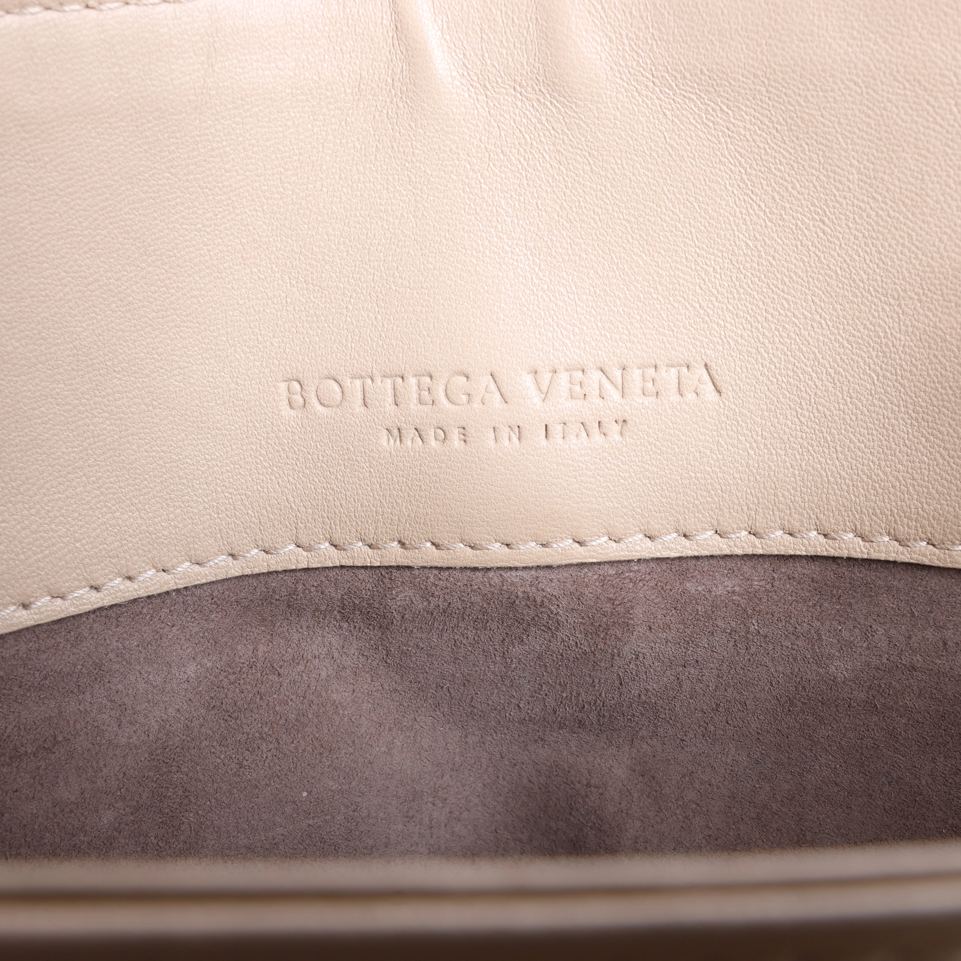 Bolso cruzado Bottega Veneta Cassette Maxi Intrecciato de piel en color beis