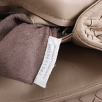 Bolso cruzado Bottega Veneta Cassette Maxi Intrecciato de piel en color beis