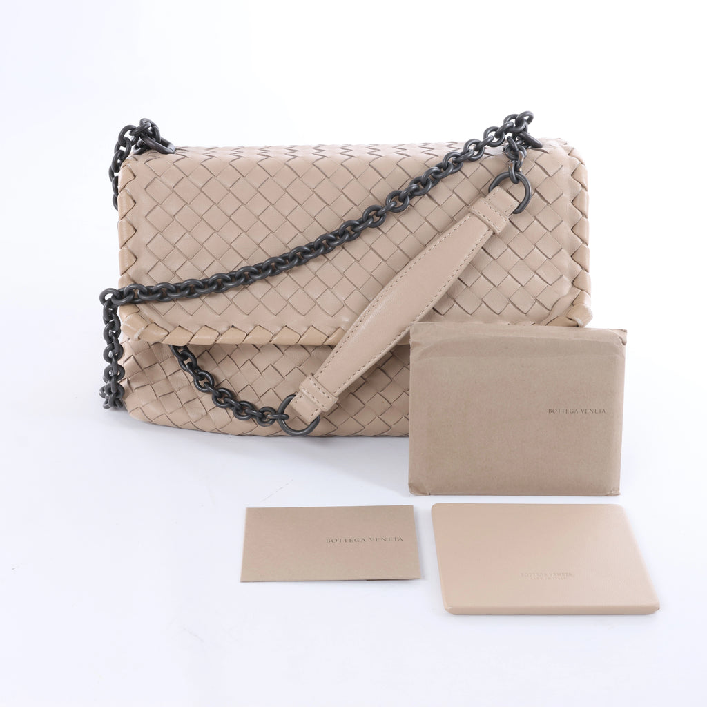 Bolso cruzado Bottega Veneta Cassette Maxi Intrecciato de piel en color beis