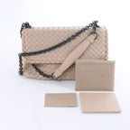 Bolso cruzado Bottega Veneta Cassette Maxi Intrecciato de piel en color beis