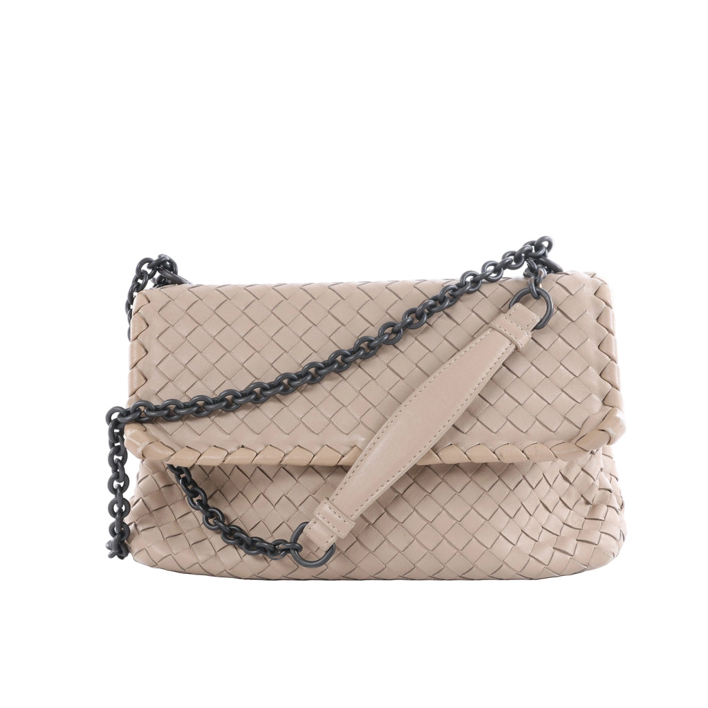 Bottega Veneta beige Intrecciato woven leather shoulder bag with fold-over flap, dark chain strap and beige leather shoulder pad.