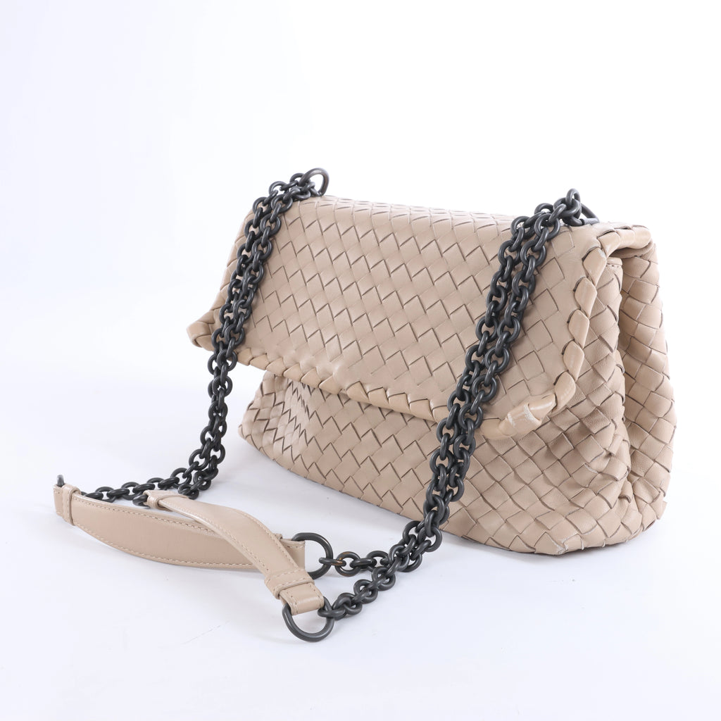 Bolso cruzado Bottega Veneta Cassette Maxi Intrecciato de piel en color beis