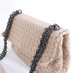 Bolso cruzado Bottega Veneta Cassette Maxi Intrecciato de piel en color beis