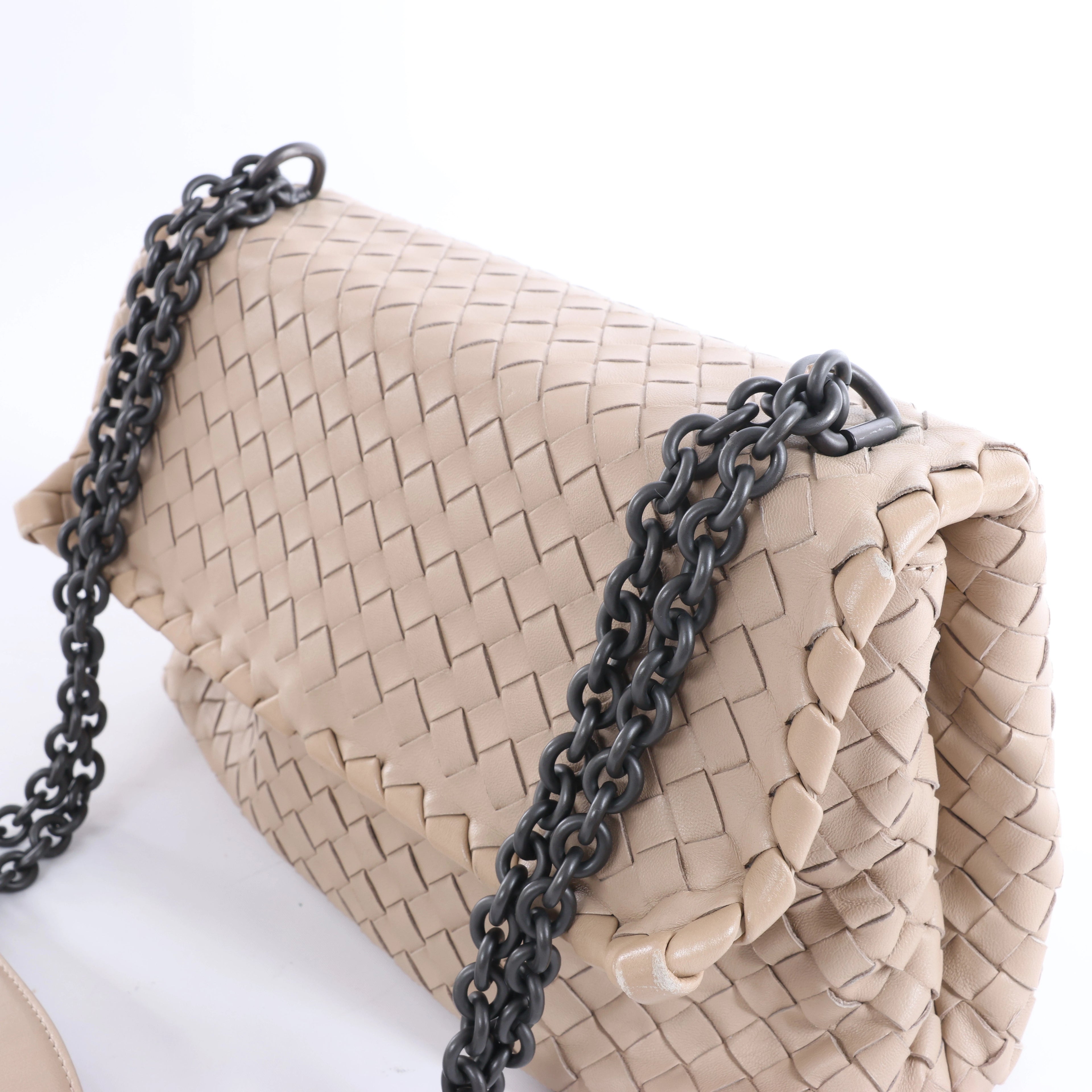 Bolso cruzado Bottega Veneta Cassette Maxi Intrecciato de piel en color beis