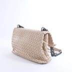 Bolso cruzado Bottega Veneta Cassette Maxi Intrecciato de piel en color beis