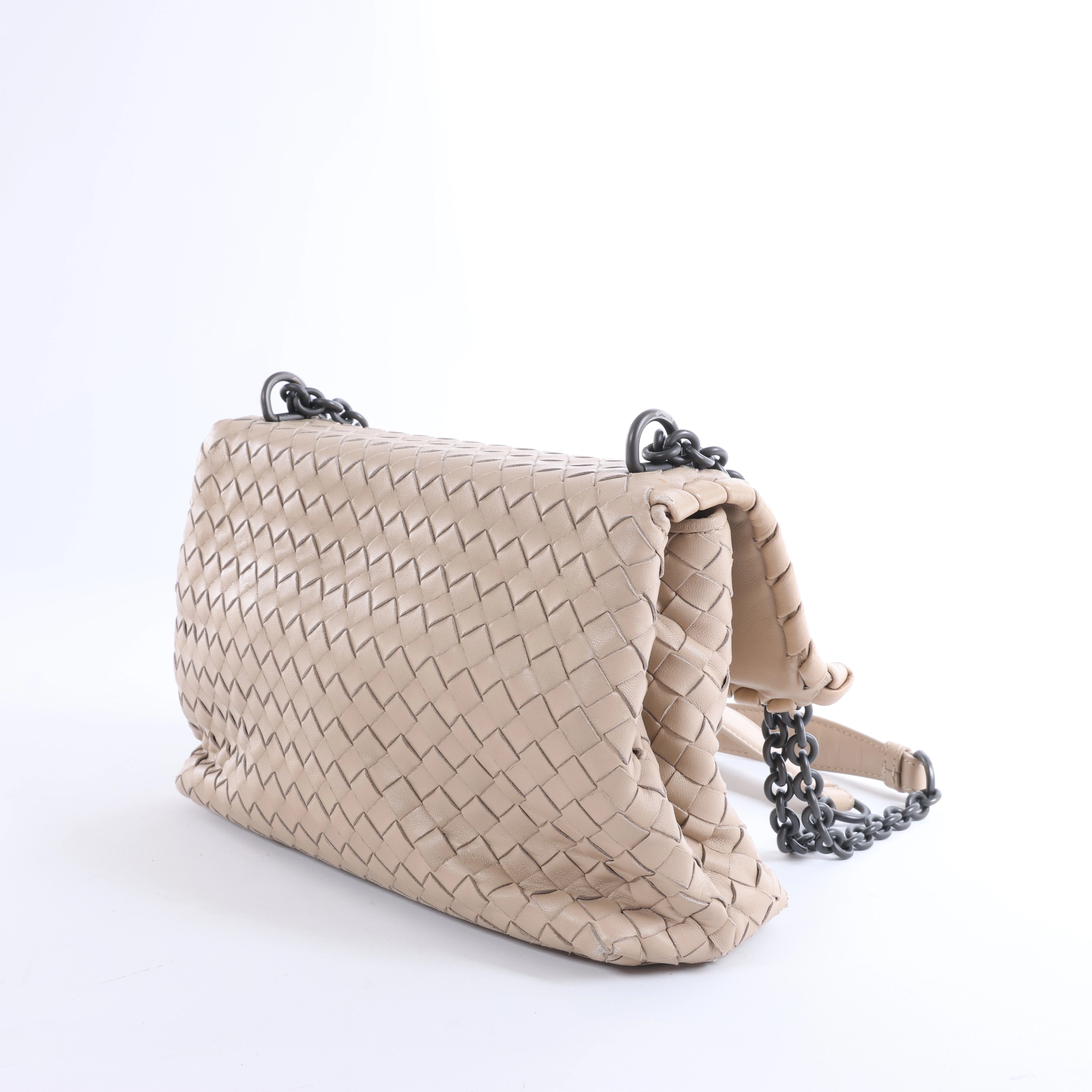 Bolso cruzado Bottega Veneta Cassette Maxi Intrecciato de piel en color beis