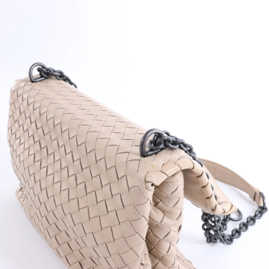 Bolso cruzado Bottega Veneta Cassette Maxi Intrecciato de piel en color beis