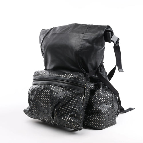 Mochila Bottega Veneta de piel perforada en color negro